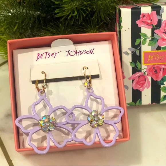 ✨NWT✨ Betsey Johnson Flower Show Open Frame Flower Drop Light Purple Earrings - Picture 1 of 5